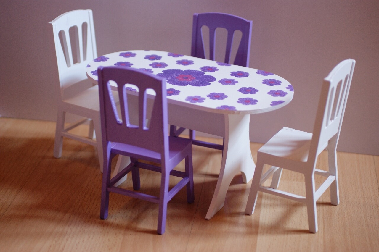 Table et chaises miniatures pour poupées Barbie Minicrea